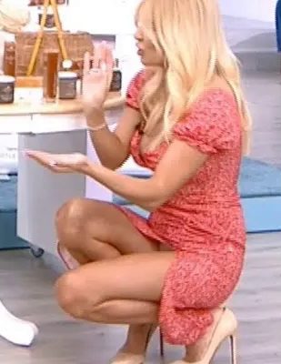 Look CIoser! The WhoIe Audience Saw lt Live, Try Not To Gasp!